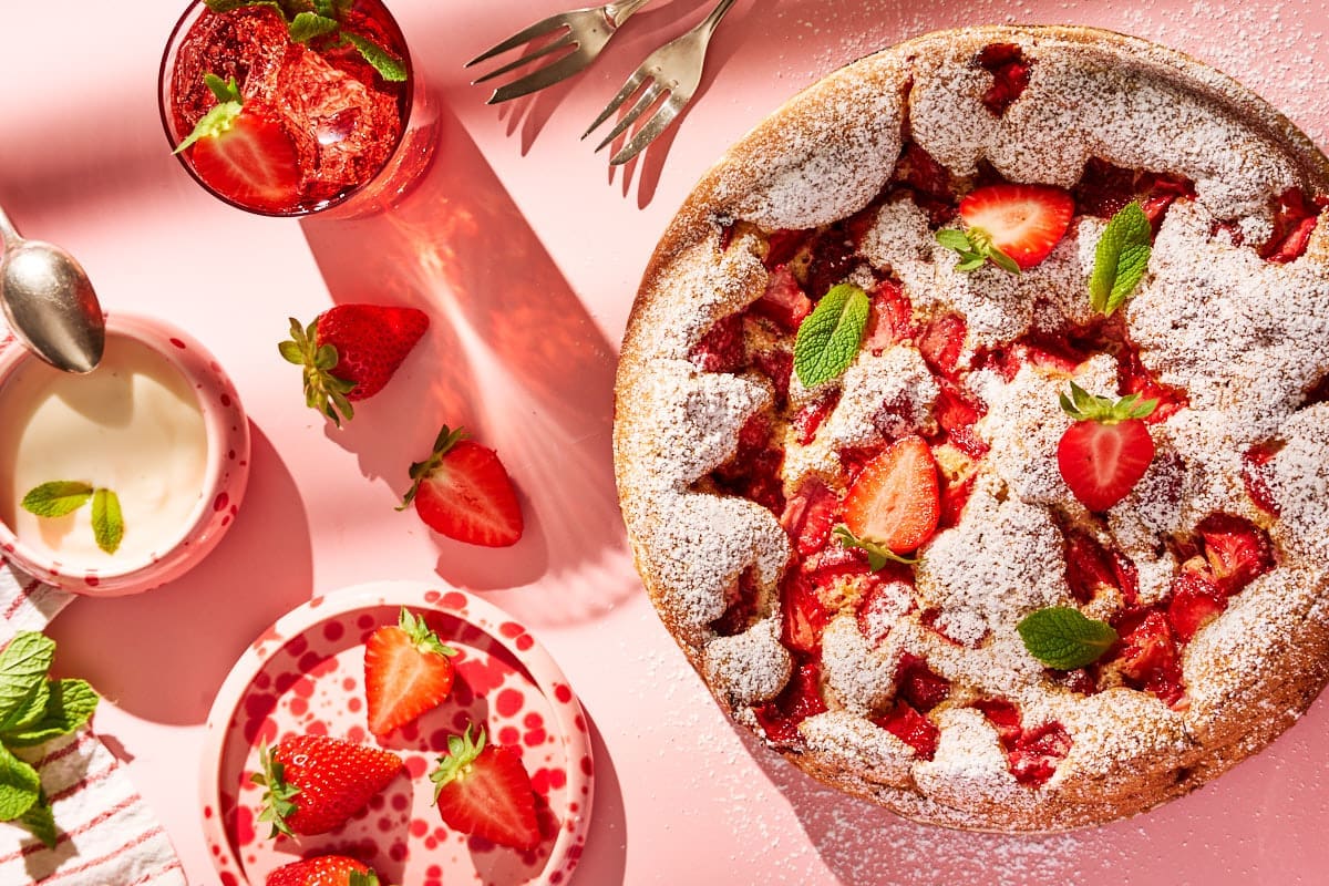 Fluffiger Erdbeerkuchen ohne Butter mit Puderzucker und frischen Erdbeeren aus der Vogelperspektive