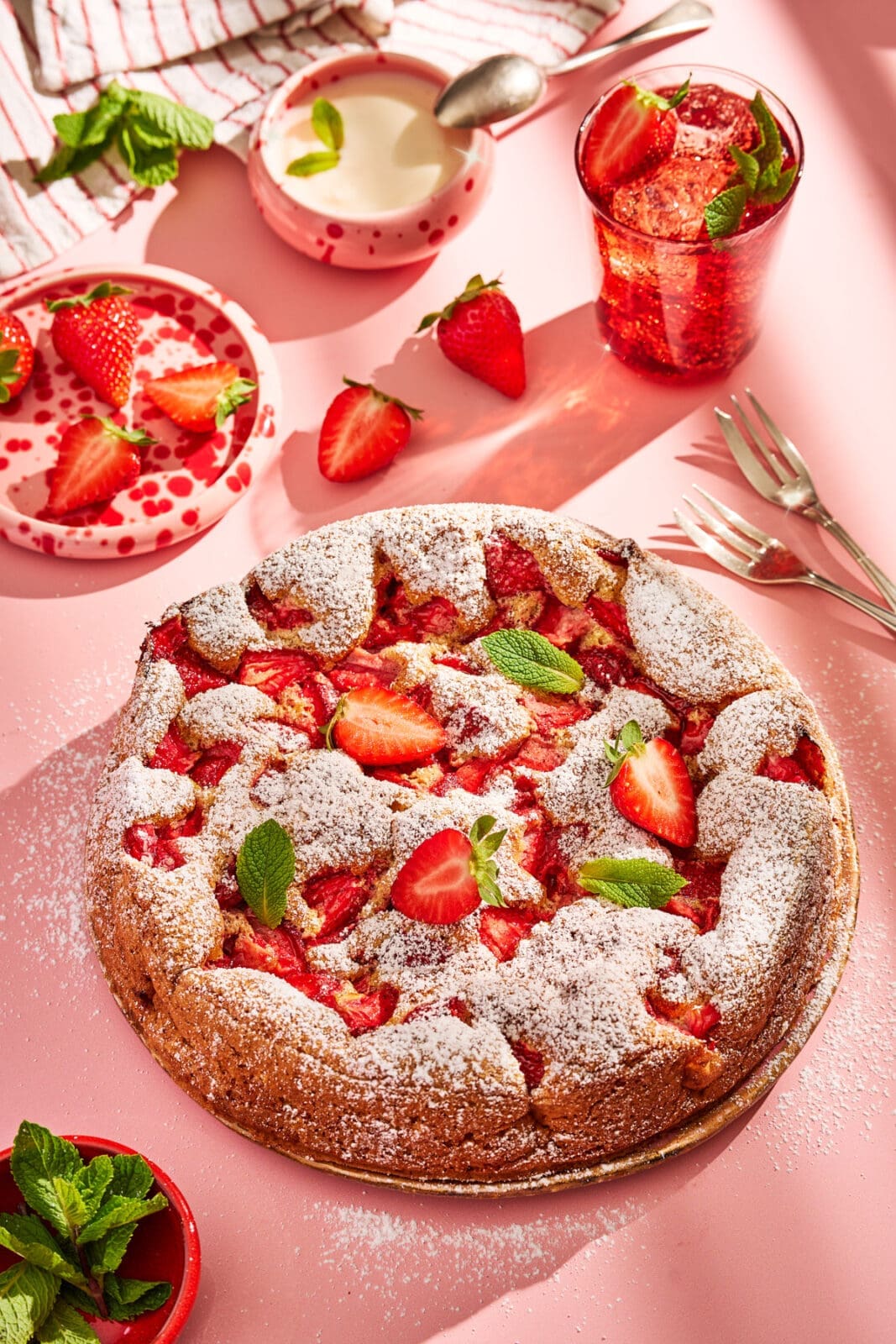 Leichter Erdbeerkuchen ohne Butter frisch gebacken mit Puderzucker bestäubt