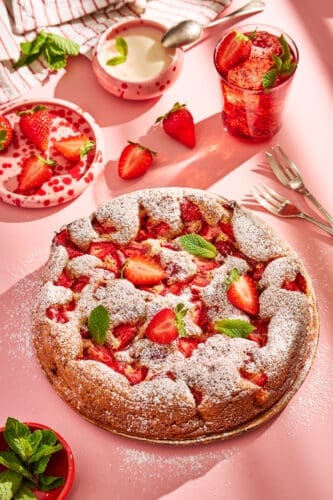 Leichter Erdbeerkuchen ohne Butter frisch gebacken mit Puderzucker bestäubt