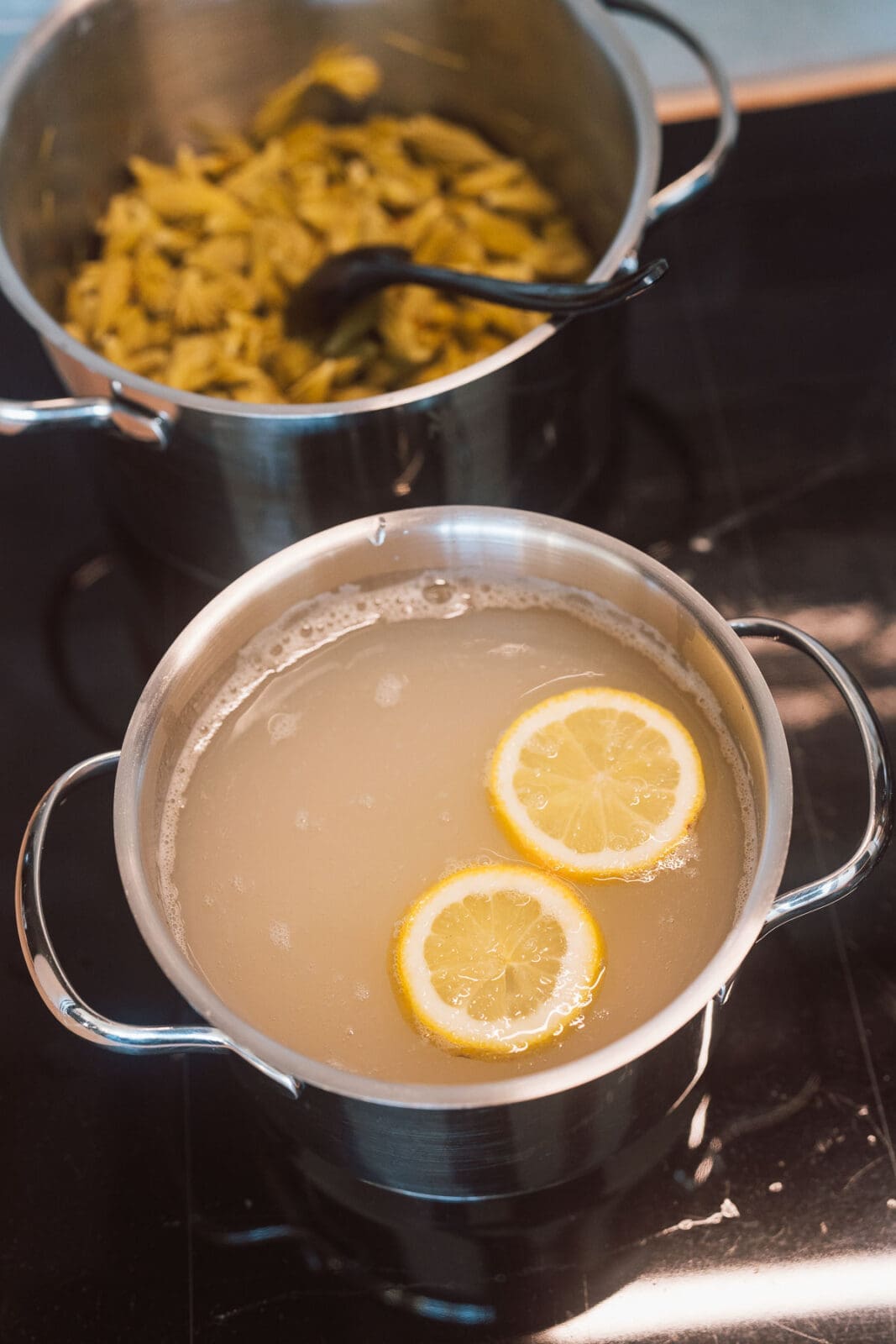 Sirup beim Einkochen mit Zitronenscheiben