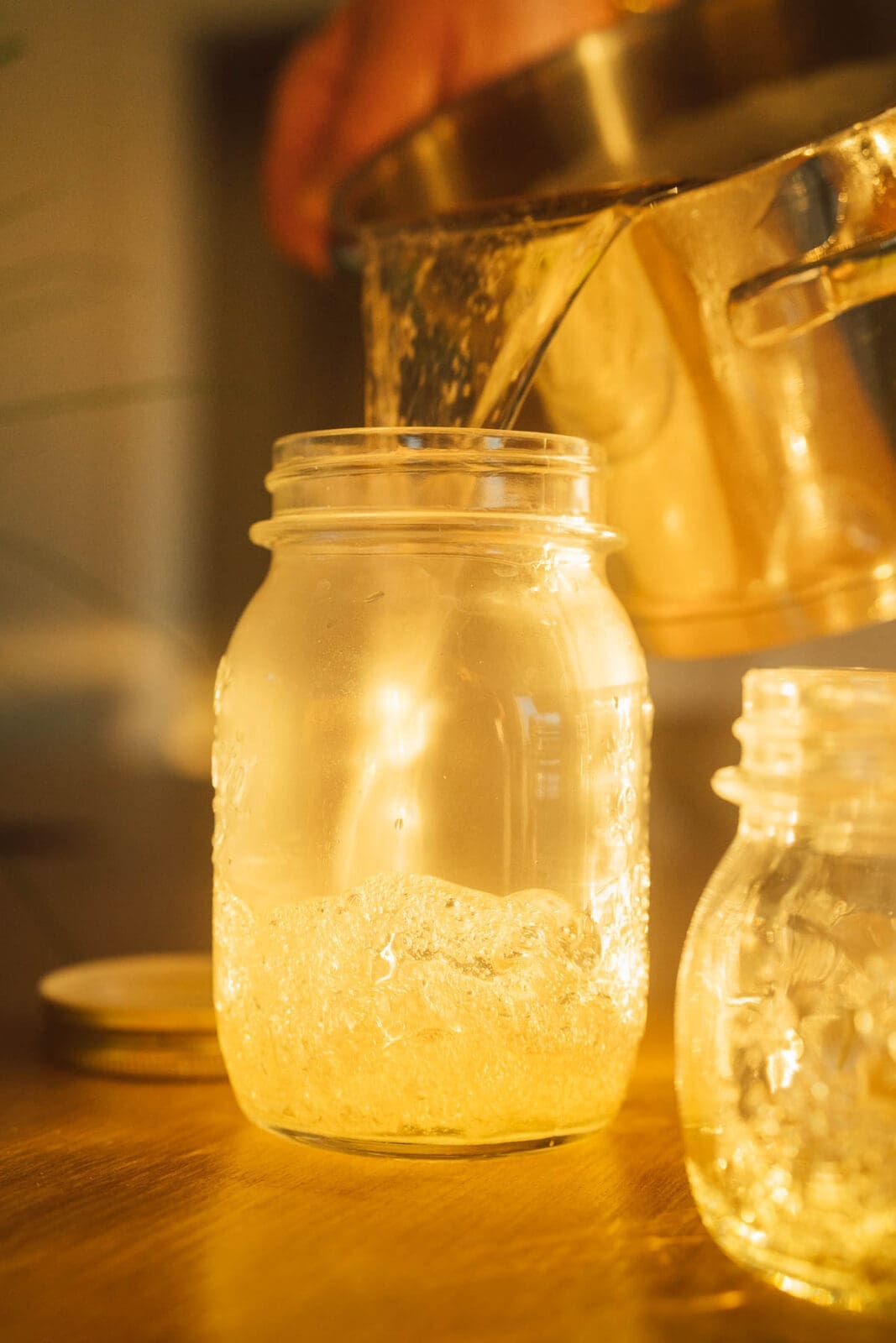 Fichtennadelsirup beim Abfüllen in Gläser