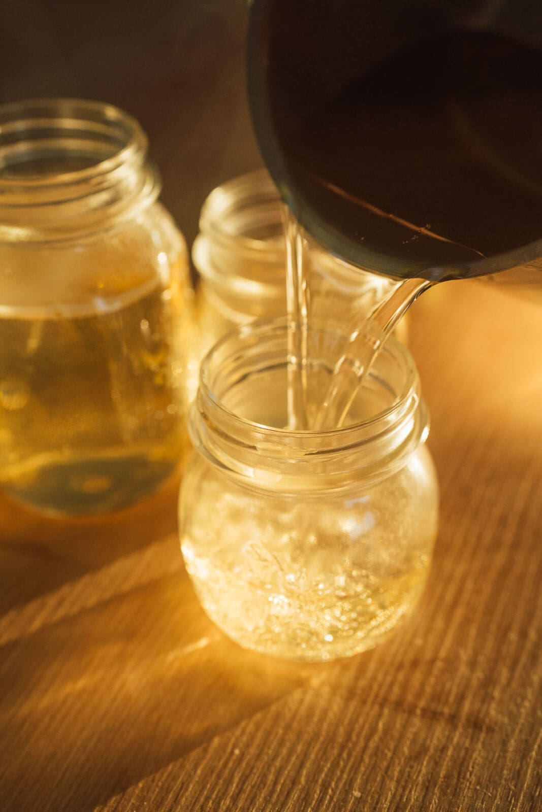 Fichtennadelsirup beim Abfüllen in Gläser
