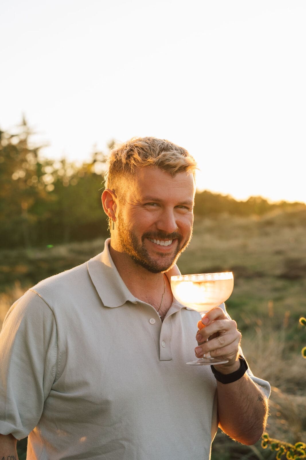 Sascha mit Drink in der Hand