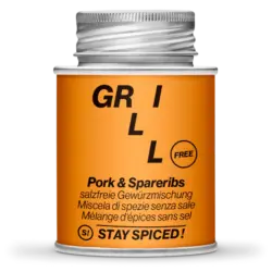 Kostenlose Schweinefleisch und Spareribs | Spareribs? Bei Oma Frida gab es in der Kindheit super oft geschmorte Schälrippchen. Dunkle Sauce, weiches Fleisch, das von selbst vom Knochen fiel, das ganz Haus duftete schon lange, bevor wir essen konnten. Das war für mich die erste große Rippchen-Liebe. Irgendwann kamen dann die Spareribs vom Grill dazu. Ganz zart gegart, karamellisiert, am besten mit einer leckeren BBQ-Sauce. Gemacht hatten wir sie verrückterweise bisher nie. Ribs gab es bei uns immer nur im Steakhouse oder auf der Terrasse von Freunden. Unser Gewürzpartner Stay Spiced! hat uns jetzt endlich den nötigen Schubs gegeben. Und was dabei rauskam, hat uns beide echt begeistert. Seid ihr auch so große Spareribs Fans?