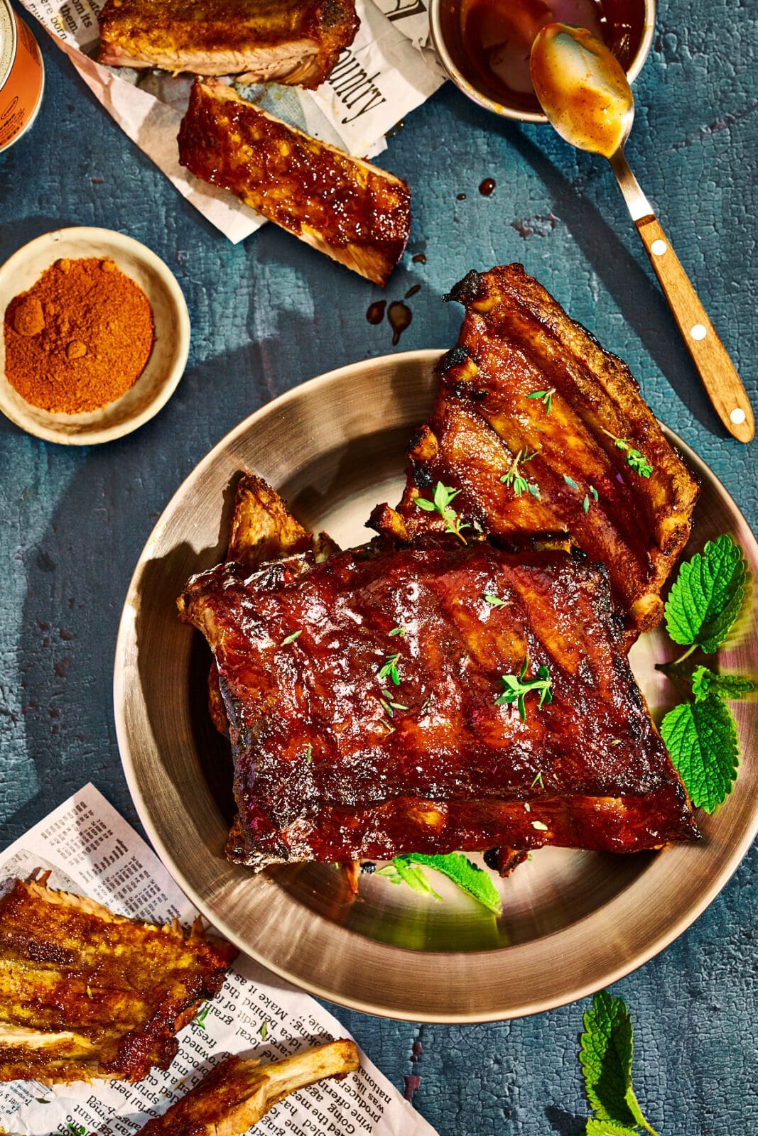 Saftige Spareribs auf dem Teller. Gesamtansicht mit Trockenrub und Glasur