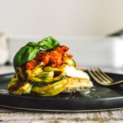 Pollo con Zucchini auf dem Teller angerichtet