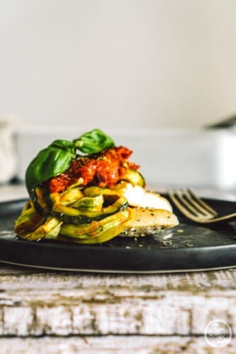 Pollo con Zucchini auf dem Teller angerichtet