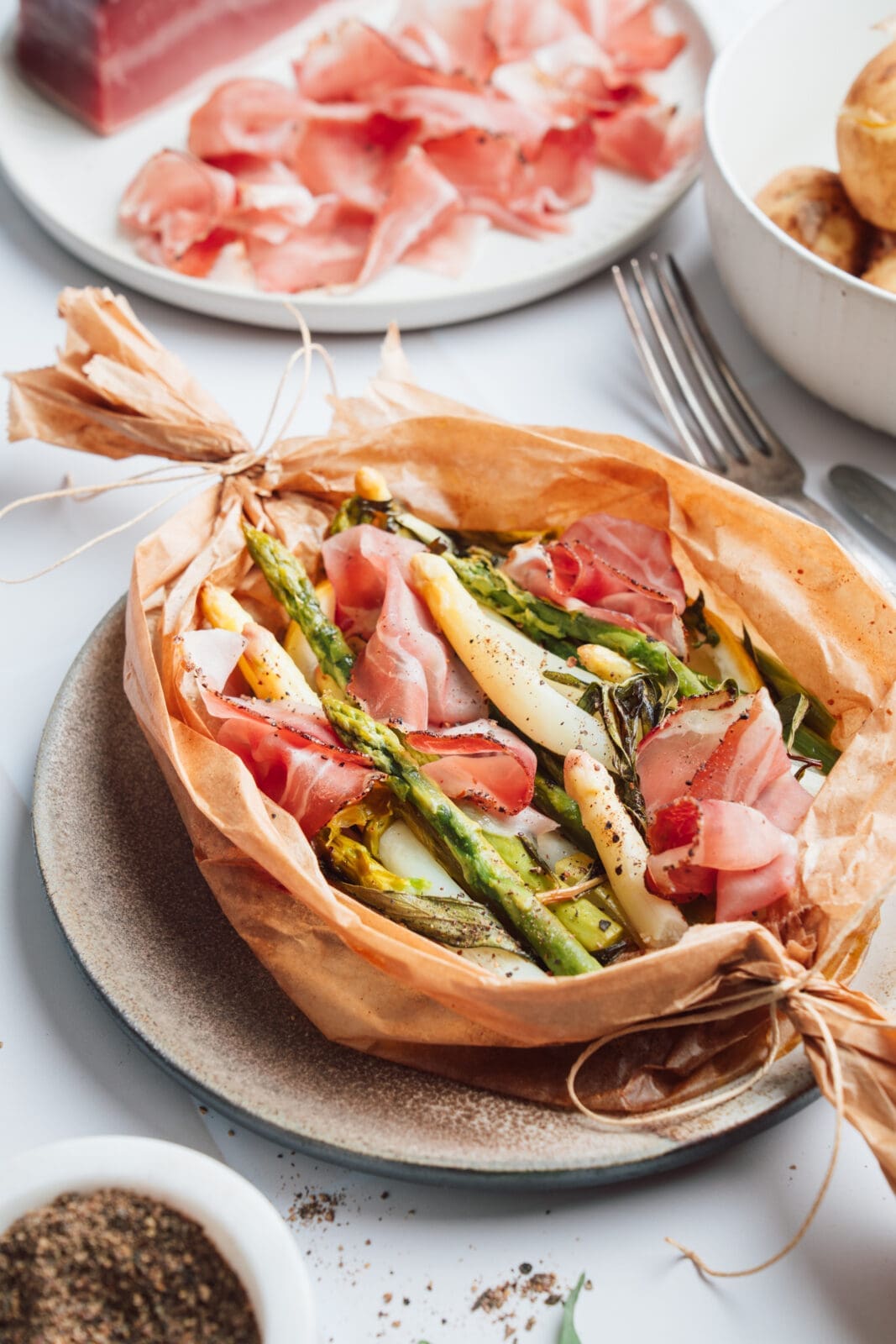 Bunter Spargel im Päckchen aus dem Ofen - mit Schinken und Estragon 7 Fertig gegartes Spargelpäcken