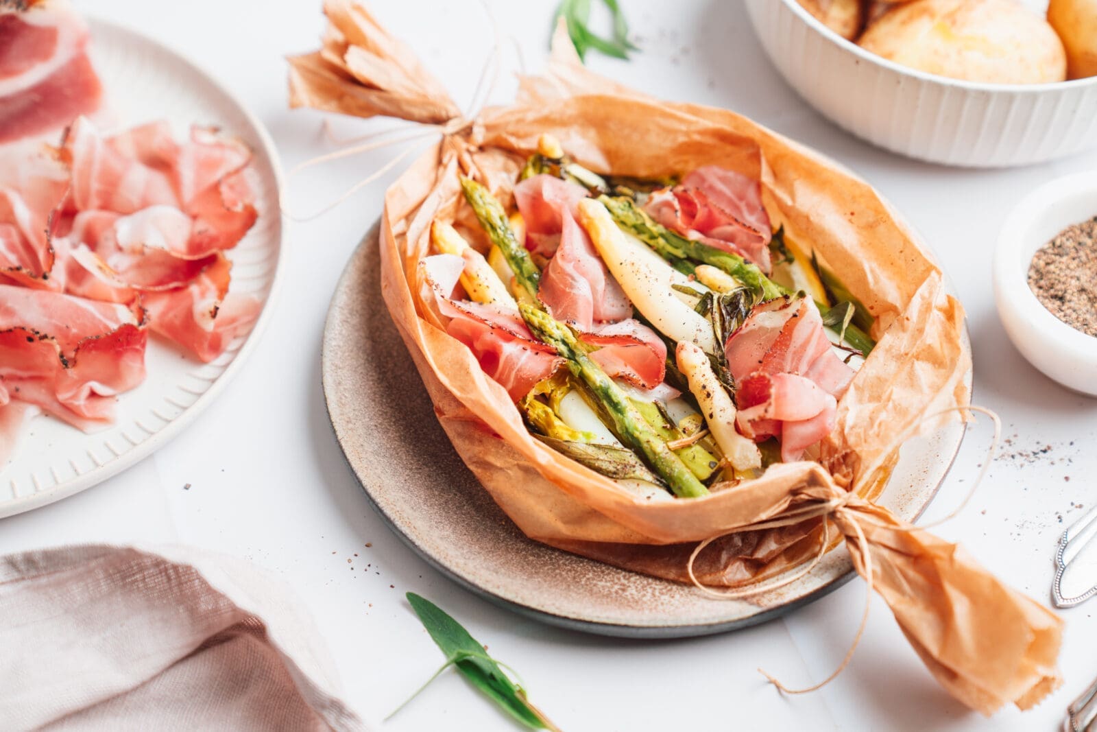Bunter Spargel im Päckchen aus dem Ofen - mit Schinken und Estragon 9 Fruehlingsspargel Suedtiroler Speck 17 | Kurz vor dem Ende der Spargelsaison zeigen wir unser liebstes Päckchen-Rezept: bunter Spargel aus dem Ofen, fast kein Abwasch und in 30 Minuten fertig.