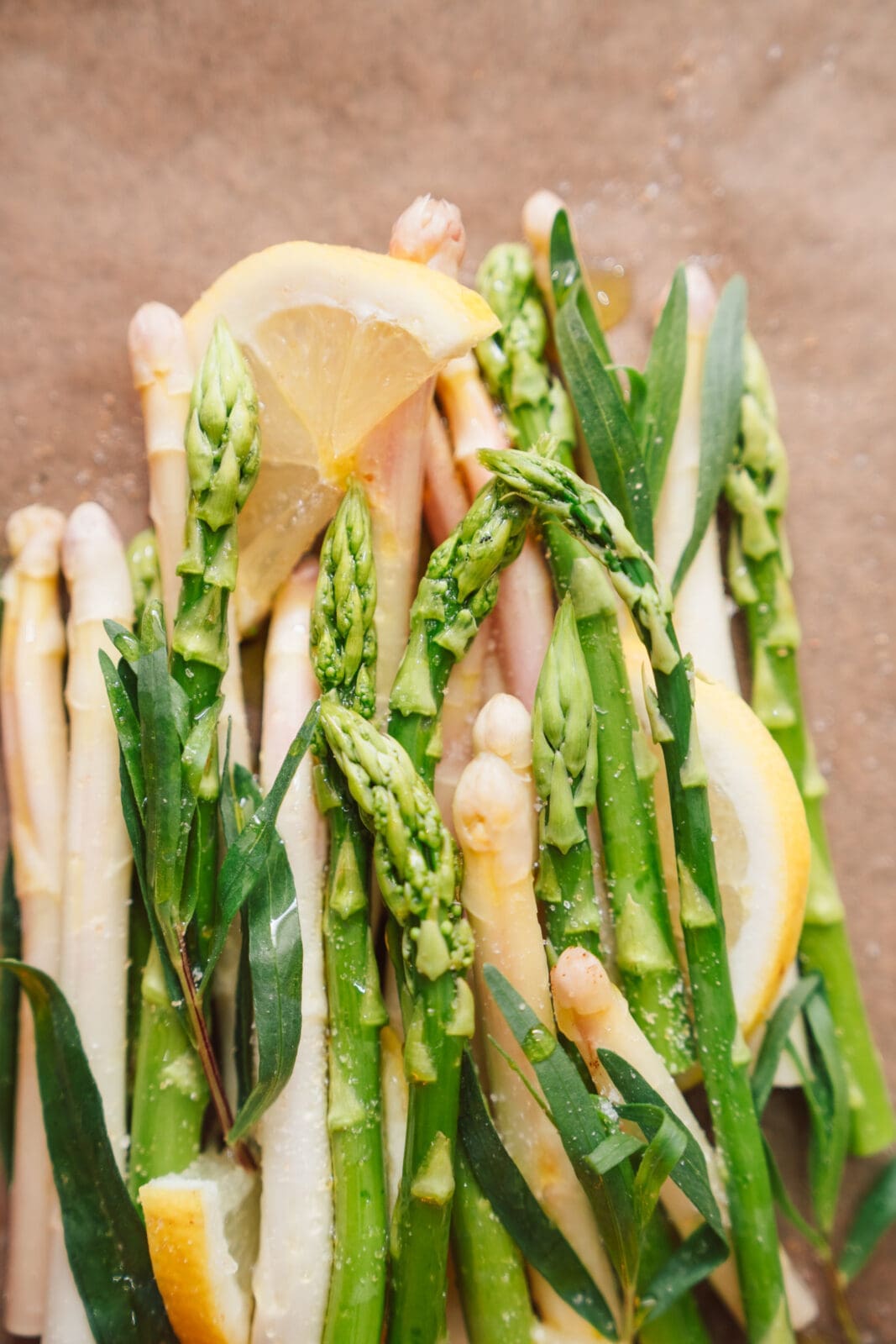 Bunter Spargel im Päckchen aus dem Ofen - mit Schinken und Estragon 6 Spargel in der Vorbereitung