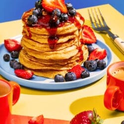 Protein Pancakes angerichtet mit Erdbeeren und Blaubeeren