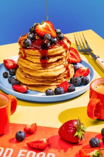 WEB Protein Pancakes | Protein Pancakes – das klingt nach Gym-Essen, nach Verzicht, nach dem Frühstück, das man macht, weil man muss. Ich dachte lange genauso. Wer mich auf meinem privaten Instagram-Kanal folgt, weiß schon länger, dass das Gym für mich weit mehr als ein Hobby ist. Es ist mein perfekter Ausgleich zum stressigen Alltag im Foodstudio. In den letzten Wochen habe ich da noch einmal eine gehörige Portion Ernsthaftigkeit reingelegt. Personal Trainer, Ernährungsplan, die volle Packung. Und ich gebe zu, genau das hat mir vorher ein bisschen Angst gemacht. Weil Essen und Genuss nun mal eine Leidenschaft von uns ist. Ach ja, und unser Job. Da klingt „Ernährungsplan" erstmal nicht besonders einladend.