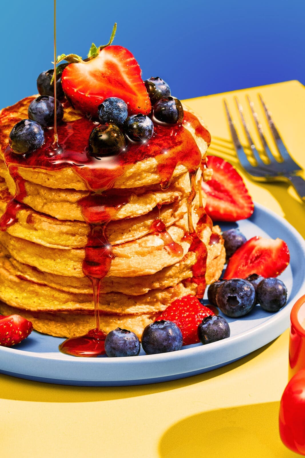WEB Protein Pancakes 4 | Protein Pancakes – das klingt nach Gym-Essen, nach Verzicht, nach dem Frühstück, das man macht, weil man muss. Ich dachte lange genauso. Wer mich auf meinem privaten Instagram-Kanal folgt, weiß schon länger, dass das Gym für mich weit mehr als ein Hobby ist. Es ist mein perfekter Ausgleich zum stressigen Alltag im Foodstudio. In den letzten Wochen habe ich da noch einmal eine gehörige Portion Ernsthaftigkeit reingelegt. Personal Trainer, Ernährungsplan, die volle Packung. Und ich gebe zu, genau das hat mir vorher ein bisschen Angst gemacht. Weil Essen und Genuss nun mal eine Leidenschaft von uns ist. Ach ja, und unser Job. Da klingt „Ernährungsplan" erstmal nicht besonders einladend.