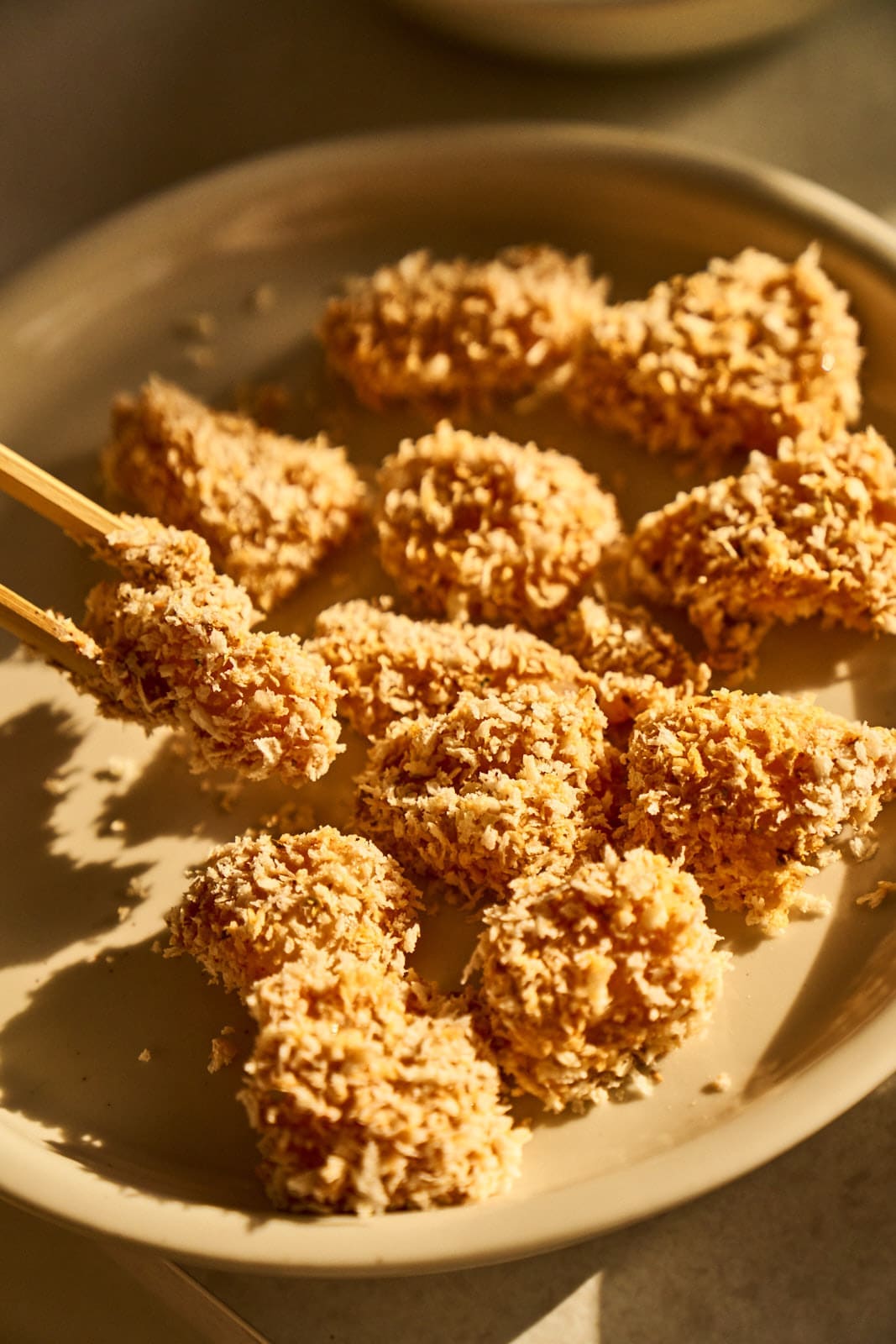 WEB ChickenNuggets Fajita 3 | Chili-Lime Chicken Nuggets aus dem Airfryer. Wenn bei uns Freunde zum Spieleabend oder einfach auf ein Glas Wein vorbeikommen, dann steht immer irgendetwas Leckeres auf einer Platte auf dem Tisch. Für den nächsten Freunde-Abend haben wir dieses Rezept entwickelt und dabei so oft probiert, dass am Ende klar war, dass wir das nicht nur für uns behalten dürfen. Ihr müsst es genauso kennen lernen. Die Kombination aus knusprig paniertem Hähnchen, fruchtig-scharfer Mango-Mandarinen-Salsa und cremigem Avocado-Dip trifft absolut unseren Geschmack.