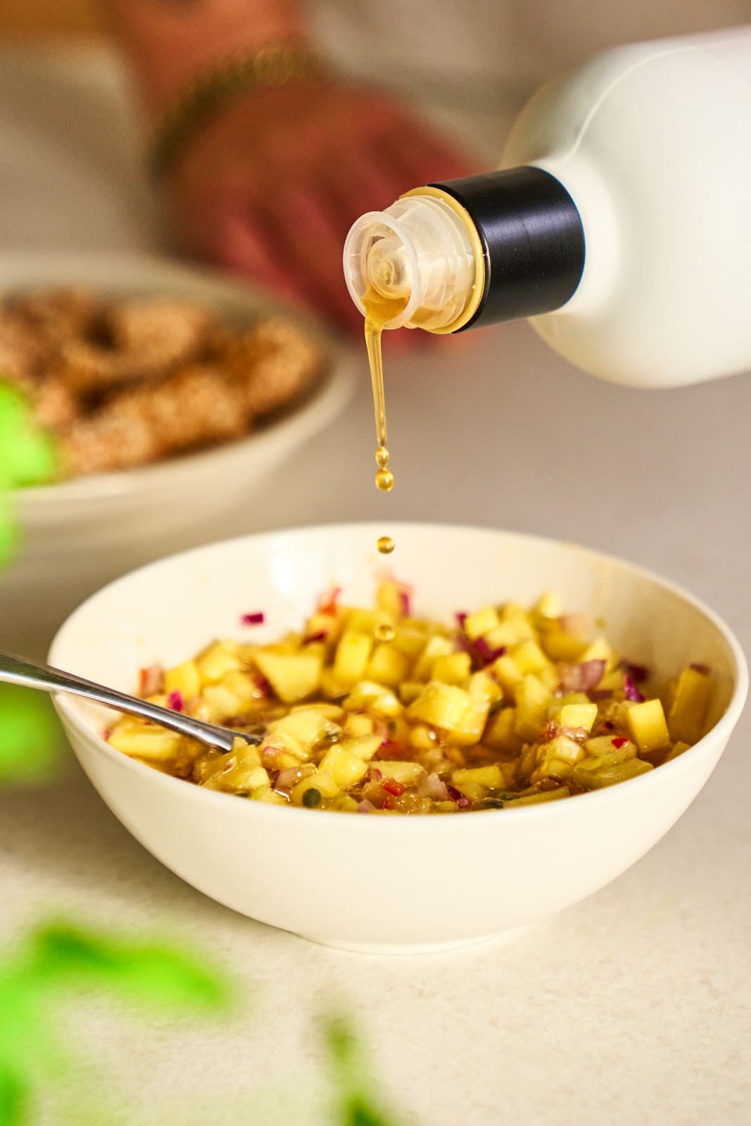 WEB ChickenNuggets Fajita 4 | Chili-Lime Chicken Nuggets aus dem Airfryer. Wenn bei uns Freunde zum Spieleabend oder einfach auf ein Glas Wein vorbeikommen, dann steht immer irgendetwas Leckeres auf einer Platte auf dem Tisch. Für den nächsten Freunde-Abend haben wir dieses Rezept entwickelt und dabei so oft probiert, dass am Ende klar war, dass wir das nicht nur für uns behalten dürfen. Ihr müsst es genauso kennen lernen. Die Kombination aus knusprig paniertem Hähnchen, fruchtig-scharfer Mango-Mandarinen-Salsa und cremigem Avocado-Dip trifft absolut unseren Geschmack.