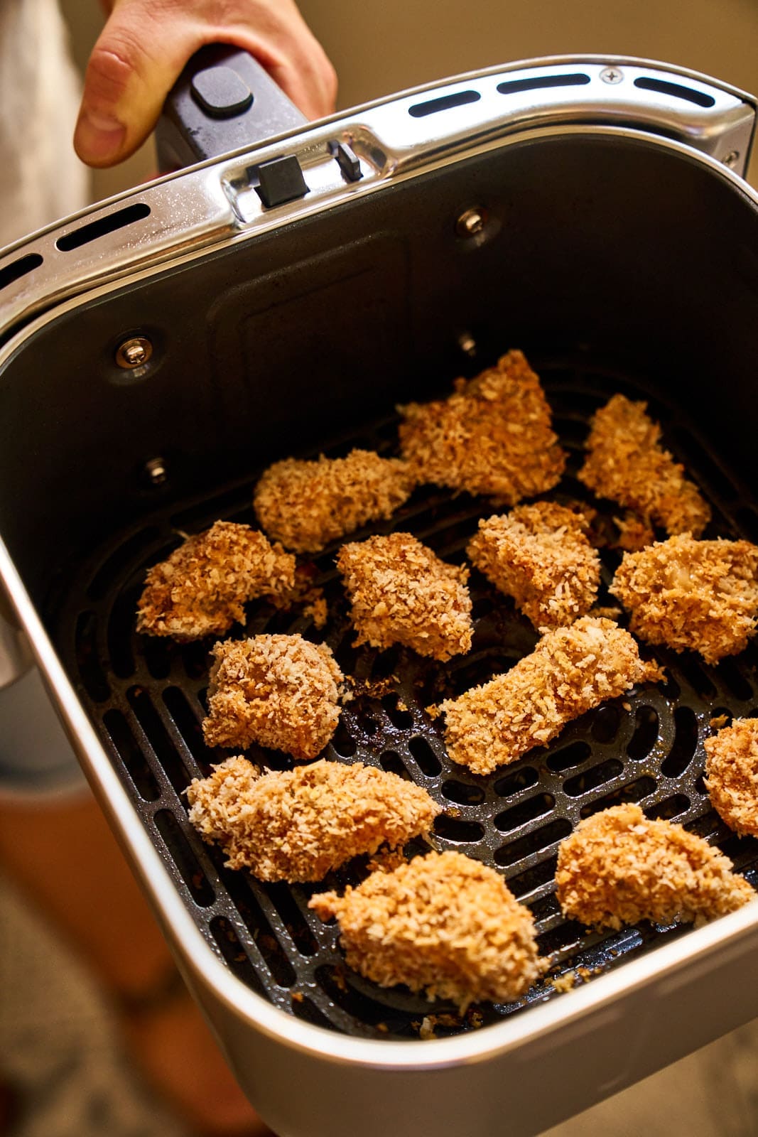 WEB ChickenNuggets Fajita 6 | Chili-Lime Chicken Nuggets aus dem Airfryer. Wenn bei uns Freunde zum Spieleabend oder einfach auf ein Glas Wein vorbeikommen, dann steht immer irgendetwas Leckeres auf einer Platte auf dem Tisch. Für den nächsten Freunde-Abend haben wir dieses Rezept entwickelt und dabei so oft probiert, dass am Ende klar war, dass wir das nicht nur für uns behalten dürfen. Ihr müsst es genauso kennen lernen. Die Kombination aus knusprig paniertem Hähnchen, fruchtig-scharfer Mango-Mandarinen-Salsa und cremigem Avocado-Dip trifft absolut unseren Geschmack.