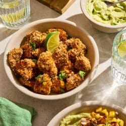 WEB ChickenNuggets Fajita 7 | Chili-Lime Chicken Nuggets aus dem Airfryer. Wenn bei uns Freunde zum Spieleabend oder einfach auf ein Glas Wein vorbeikommen, dann steht immer irgendetwas Leckeres auf einer Platte auf dem Tisch. Für den nächsten Freunde-Abend haben wir dieses Rezept entwickelt und dabei so oft probiert, dass am Ende klar war, dass wir das nicht nur für uns behalten dürfen. Ihr müsst es genauso kennen lernen. Die Kombination aus knusprig paniertem Hähnchen, fruchtig-scharfer Mango-Mandarinen-Salsa und cremigem Avocado-Dip trifft absolut unseren Geschmack.