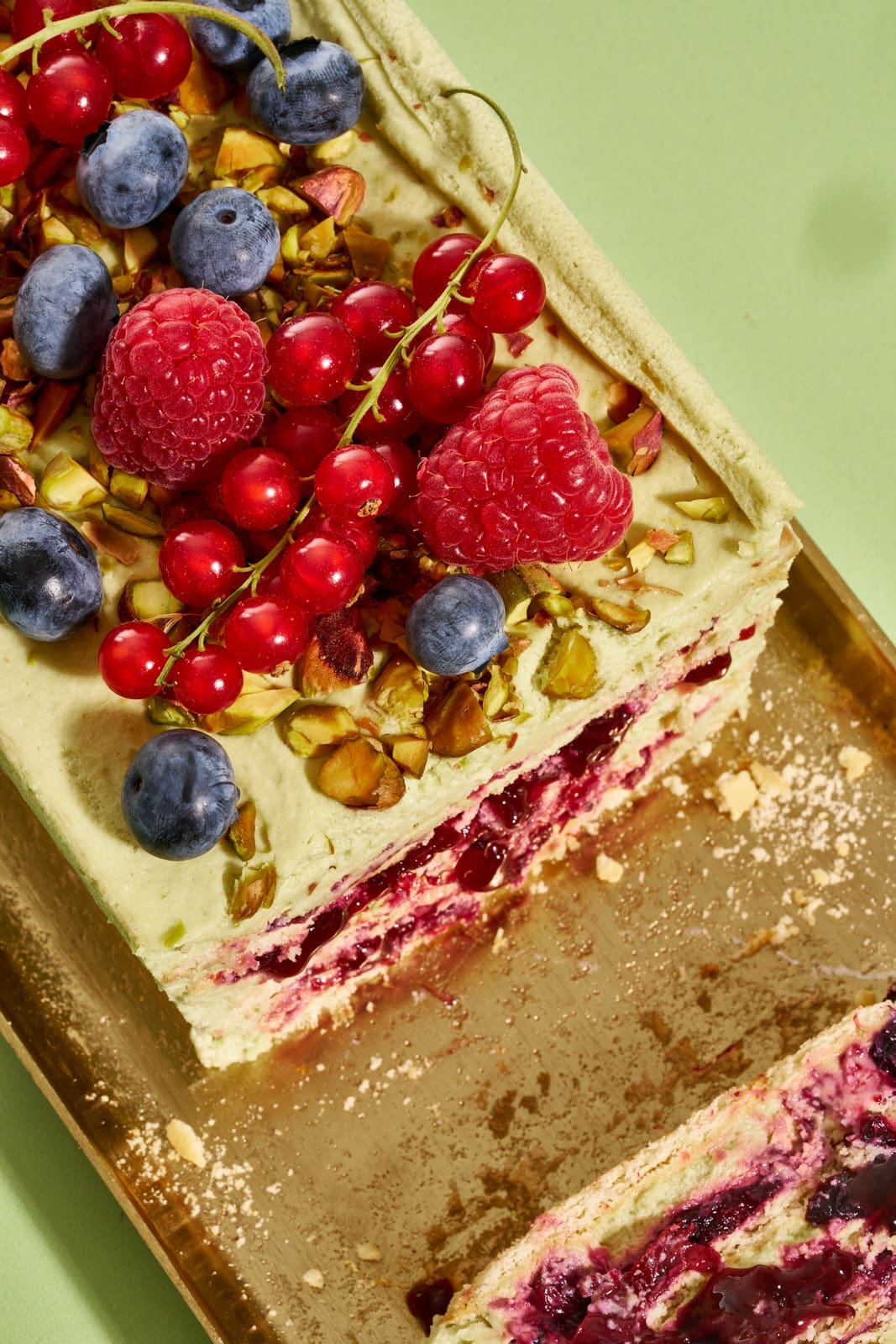 Pistazienkuchen ohne Backen. Cremiger Sommerkuchen mit Waldbeeren aus dem Kühlschrank 6 Pistazienkuchen ohne Backen mit Waldbeeren, getoppt mit Johannisbeeren, Heidelbeeren, Himbeeren und gehackten Pistazien