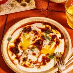 Türkische Eier mit scharfer Dattelbutter. Cremig, süß und richtig scharf 20 Türkische Eier auf dem Teller angerichtet