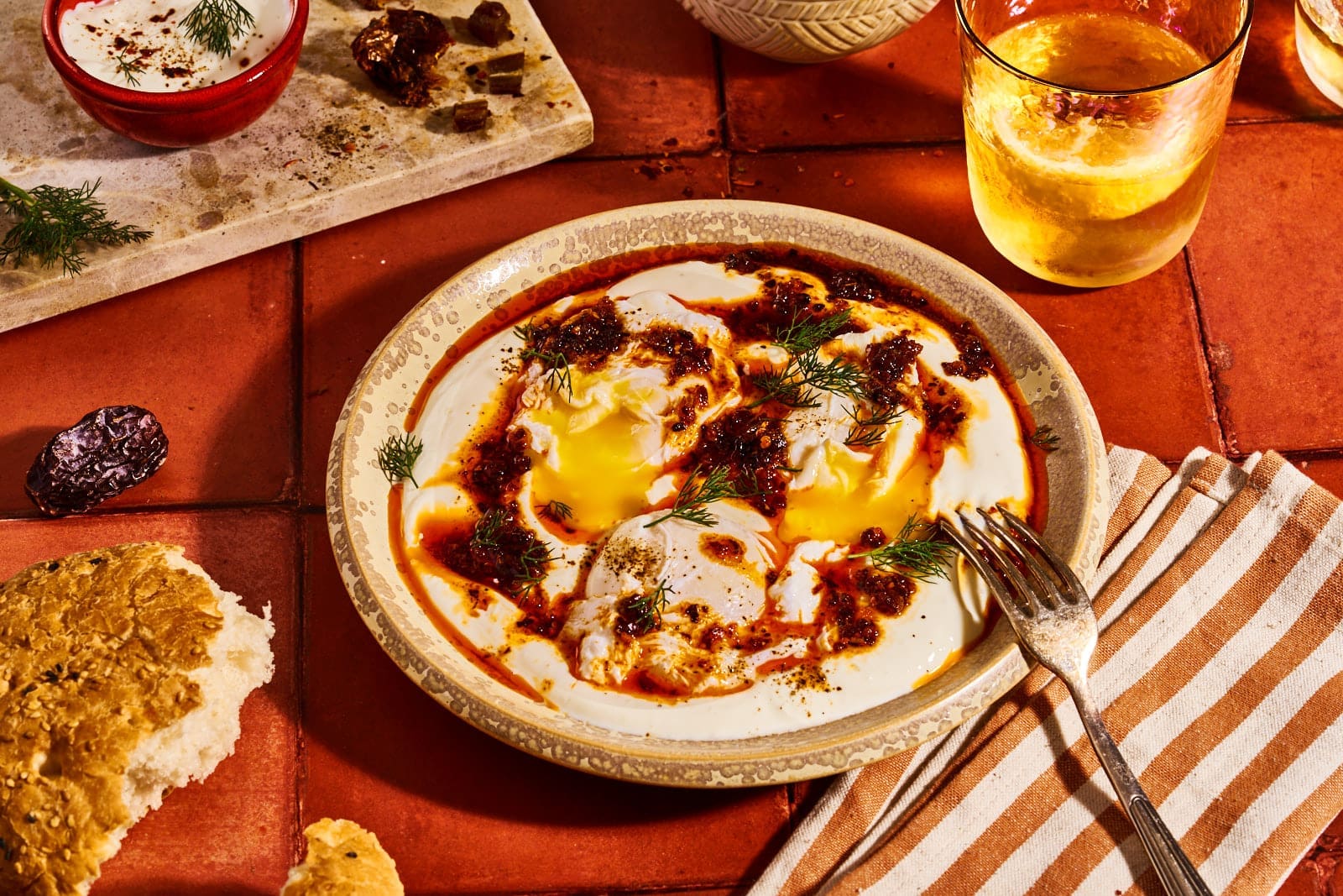 Pochierte Eier auf Knoblauchjoghurt mit süß-scharfer Dattelbutter