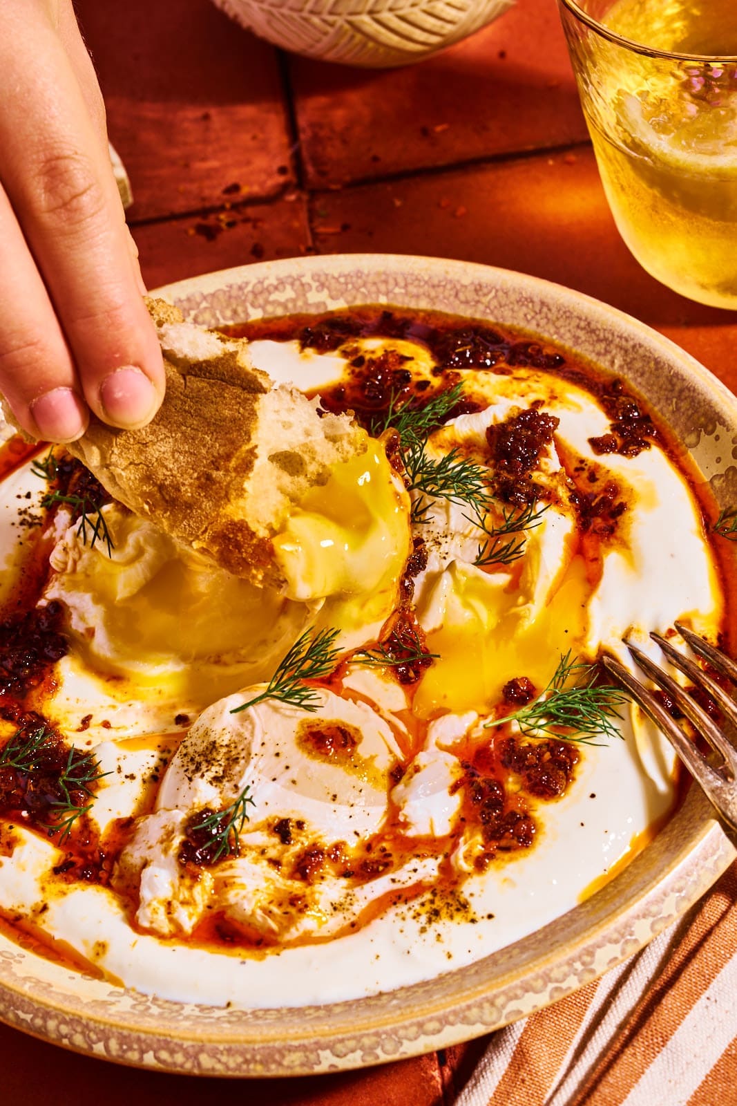 Mit Fladenbrot dippen im Knoblauchjoghurt und pochiertem Ei