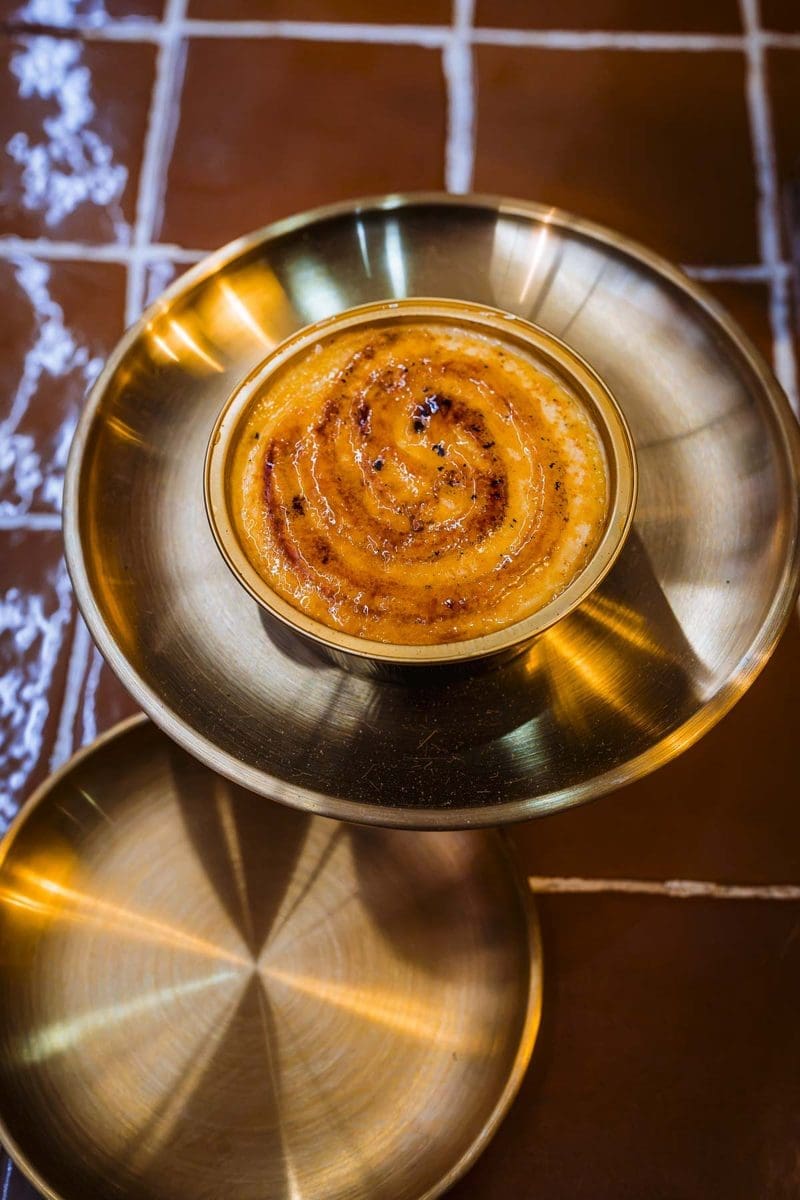 Barcelona Food Guide: Unsere Lieblingsorte in unserer Lieblingsstadt 26 Original Crema Catalana mit karamellisierter Zuckerkruste in Barcelona