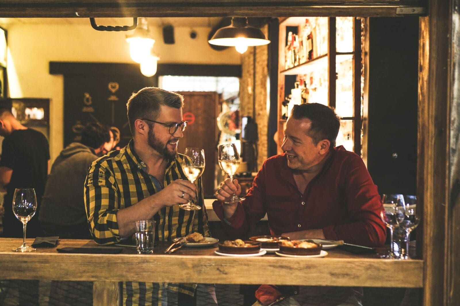 Barcelona Food Guide: Unsere Lieblingsorte in unserer Lieblingsstadt 31 Sascha und Torsten beim Tapas-Abend in Barcelona