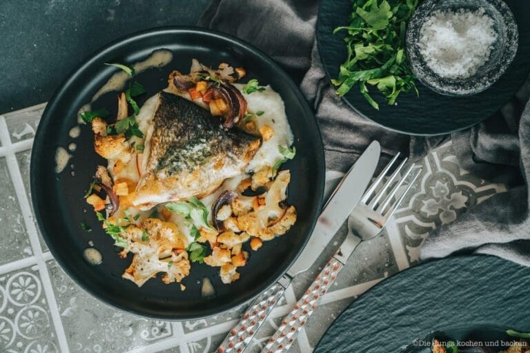 Grillen & Sommerküche: Unsere besten Rezepte für die Grillsaison 6 dorade kraeuterbutter grill | Sommer, Sonne, offenes Feuer: Hier findest du unsere besten Grillrezepte und Ideen für die Sommerküche – von zarten Spareribs über saftige Burger bis zu Salaten, Dips und frisch gebackenem Grillbrot. Alles vielfach erprobt, gelingsicher und mit dem gewissen Twist.