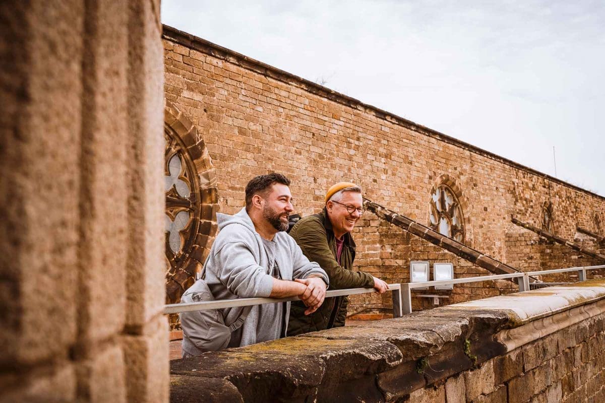 Barcelona Food Guide: Unsere Lieblingsorte in unserer Lieblingsstadt 15 Sascha und Torsten auf dem Dach der Kathedrale von Barcelona (La Seu)