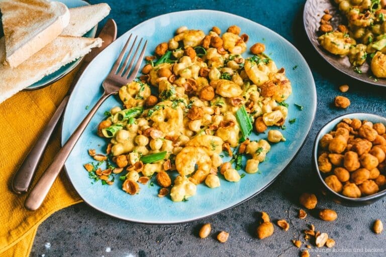 Grillen & Sommerküche: Unsere besten Rezepte für die Grillsaison 19 kichererbsensalat knusper erdnuesse | Sommer, Sonne, offenes Feuer: Hier findest du unsere besten Grillrezepte und Ideen für die Sommerküche – von zarten Spareribs über saftige Burger bis zu Salaten, Dips und frisch gebackenem Grillbrot. Alles vielfach erprobt, gelingsicher und mit dem gewissen Twist.