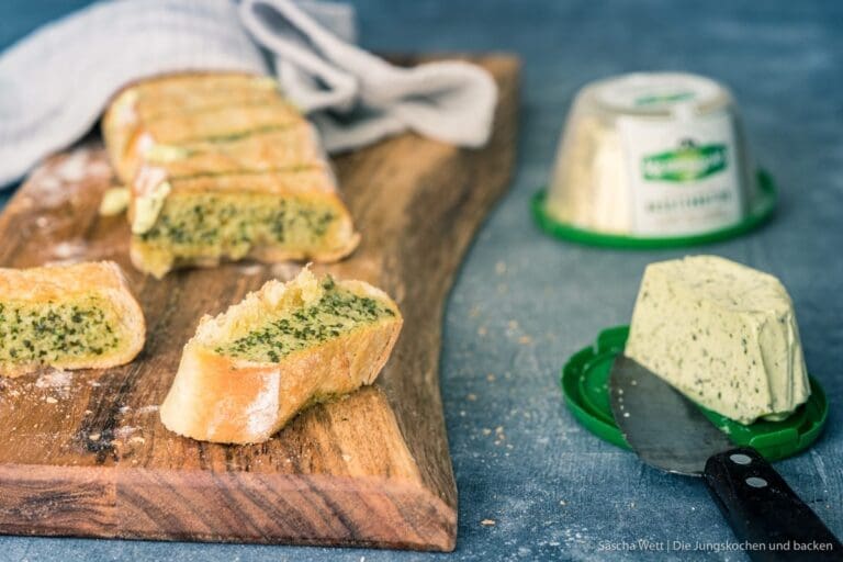 Grillen & Sommerküche: Unsere besten Rezepte für die Grillsaison 29 kraeuterbutter baguette | Sommer, Sonne, offenes Feuer: Hier findest du unsere besten Grillrezepte und Ideen für die Sommerküche – von zarten Spareribs über saftige Burger bis zu Salaten, Dips und frisch gebackenem Grillbrot. Alles vielfach erprobt, gelingsicher und mit dem gewissen Twist.
