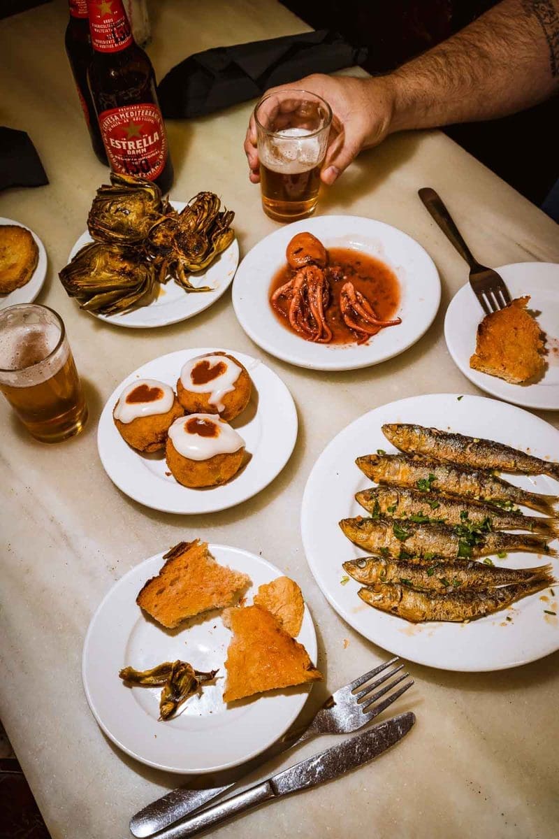 Barcelona Food Guide: Unsere Lieblingsorte in unserer Lieblingsstadt 42 Tapas-Auswahl bei La Cova Fumada in Barceloneta, Barcelona