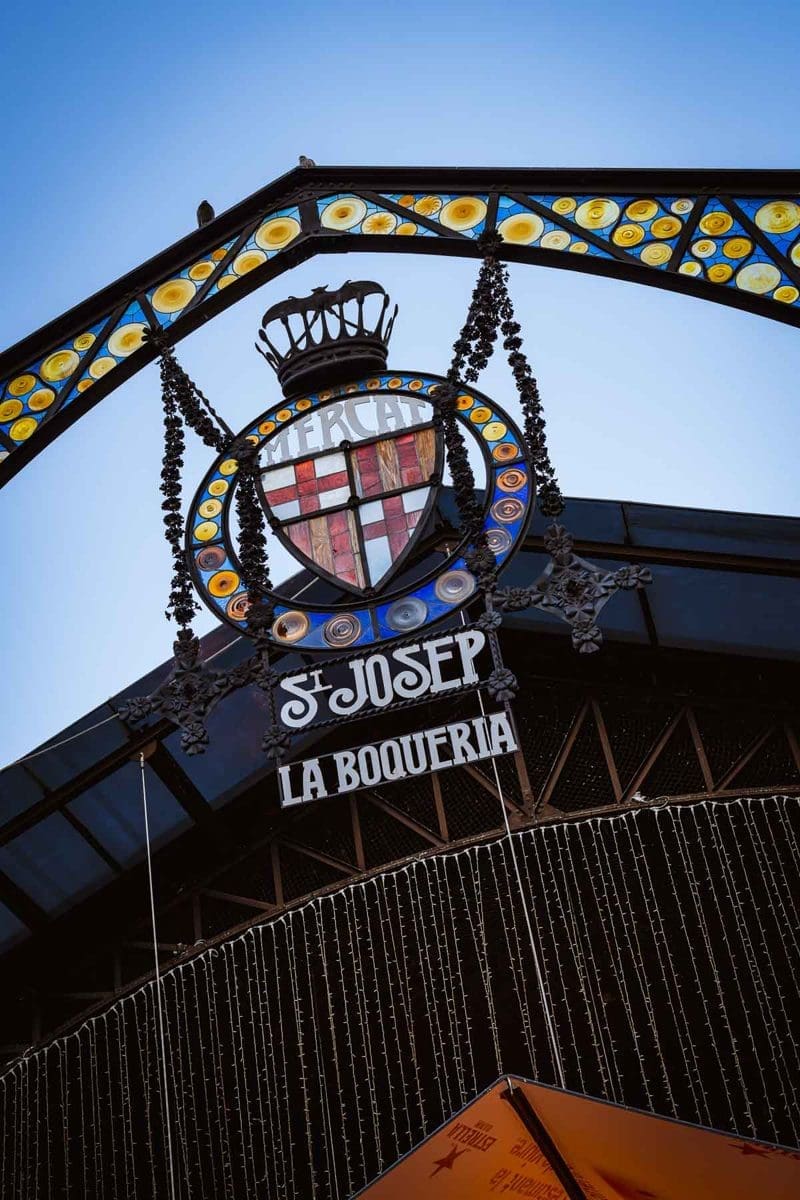 Barcelona Food Guide: Unsere Lieblingsorte in unserer Lieblingsstadt 56 Eingangsschild des Mercat de Sant Josep La Boqueria an der Rambla, Barcelona