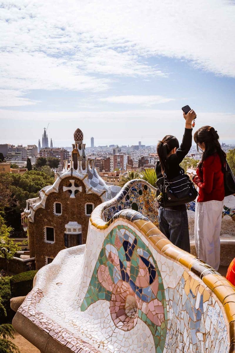 Barcelona Food Guide: Unsere Lieblingsorte in unserer Lieblingsstadt 33 Blick über Barcelona von der Trencadís-Bank im Park Güell