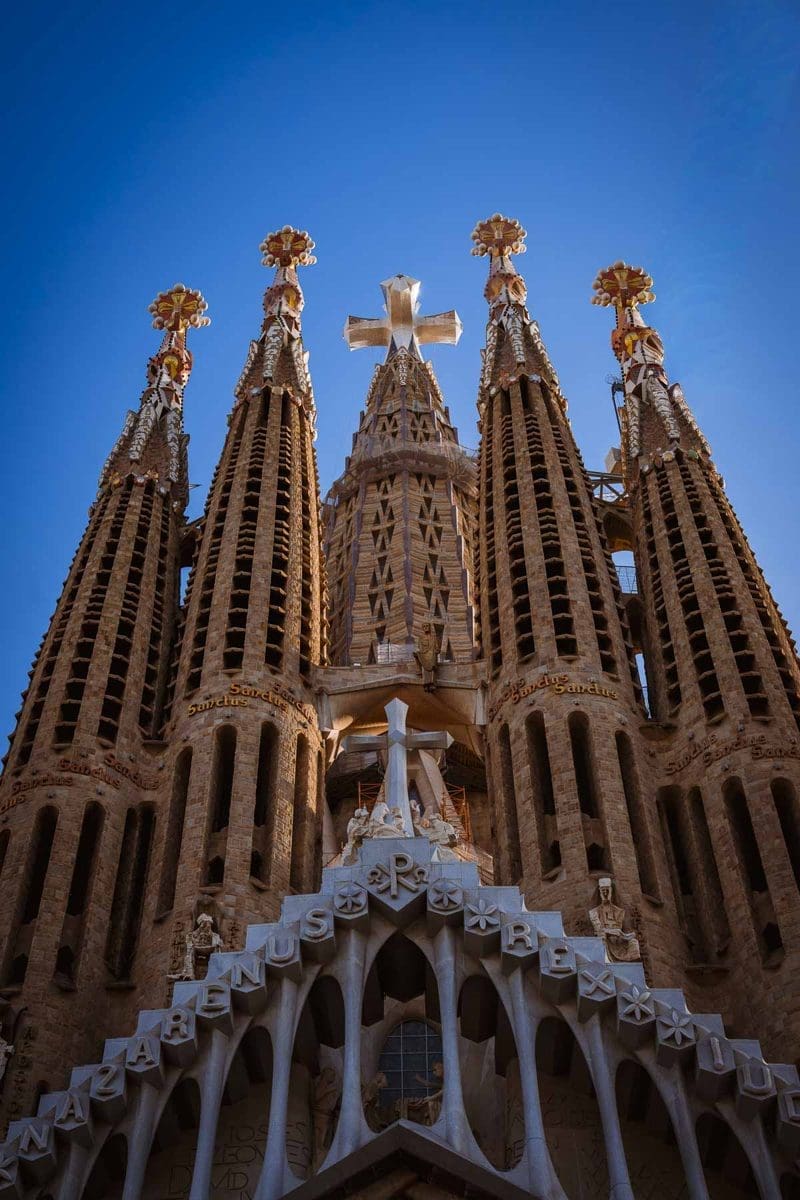 Barcelona Food Guide: Unsere Lieblingsorte in unserer Lieblingsstadt 2 Die Türme der Sagrada Família in Barcelona von unten fotografiert