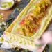 Pistazien-Tarte mit Rhabarber auf dem Tisch