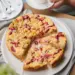 Rezept für Barbaras Rhabarberkuchen. Unser luftiger Hefeboden ist getappt von Pudding, säuerlichem Rhabarber und Streusel. Der darf einfach nicht fehlen ...