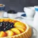 Oma Lores Obstboden Rezept mit Pfirsich und frischen Beeren